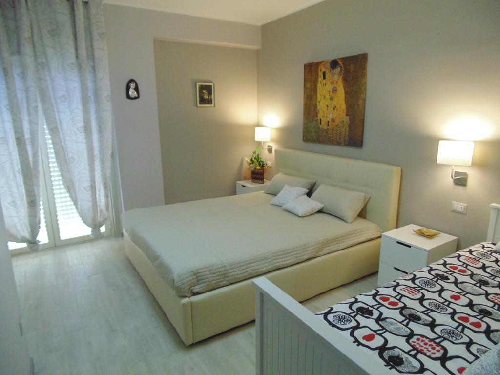 Attico Del Sole Bed & Breakfast Rometta Marea Oda fotoğraf
