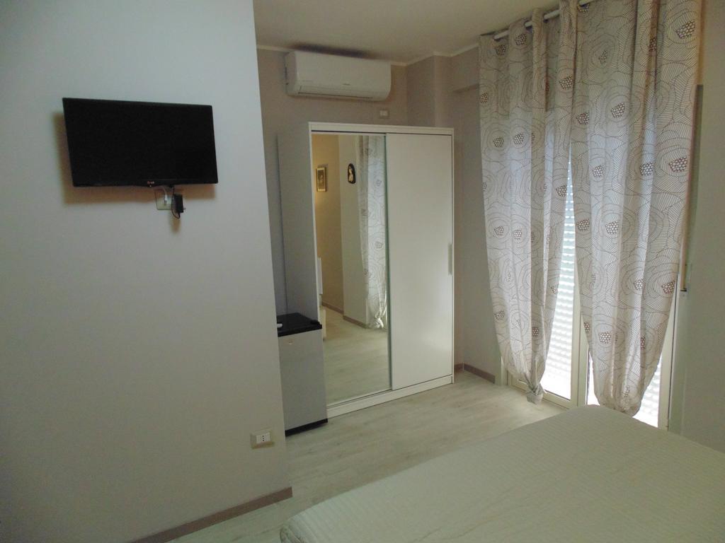 Attico Del Sole Bed & Breakfast Rometta Marea Oda fotoğraf